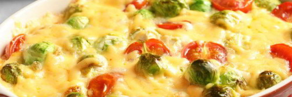 Картофель и брюссельская капуста с сыром и помидорами