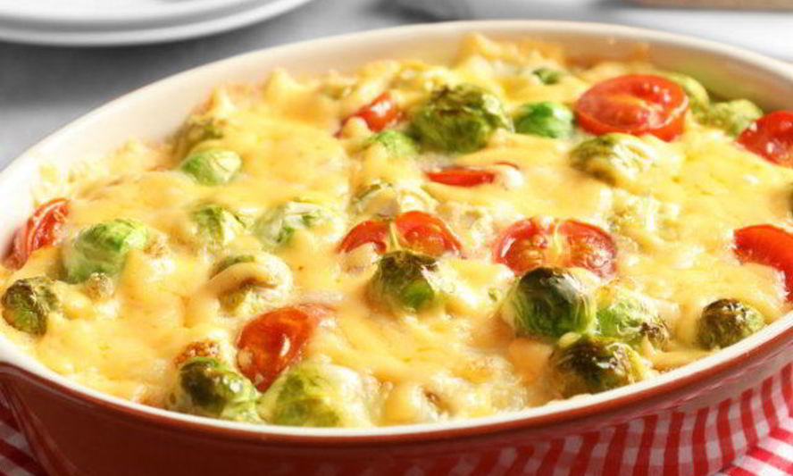 Рецепт картофеля и брюссельская капуста с сыром и помидорами