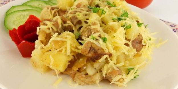 картофель отварной с индюшиным мясом и сыром