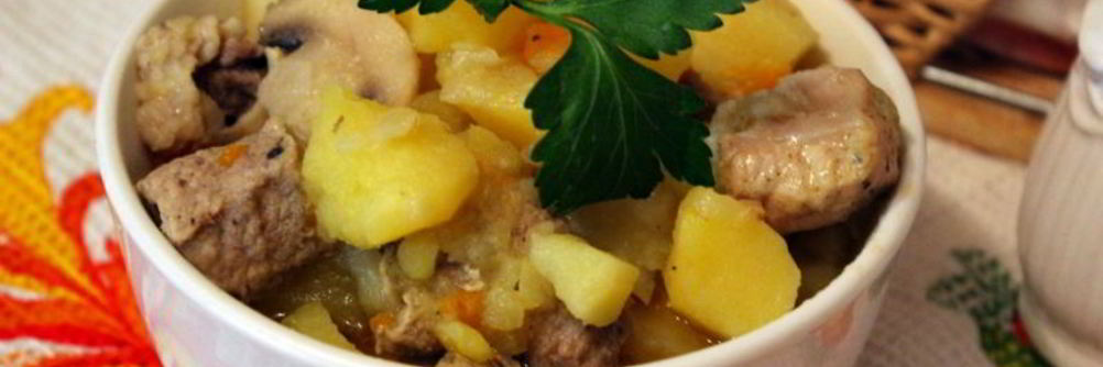 Картофель с мясом и шампиньонами в мультиварке
