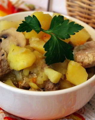 Картофель с мясом и шампиньонами в мультиварке