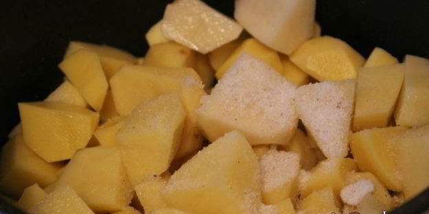 картофель с мясом и шампиньонами в мультиварке