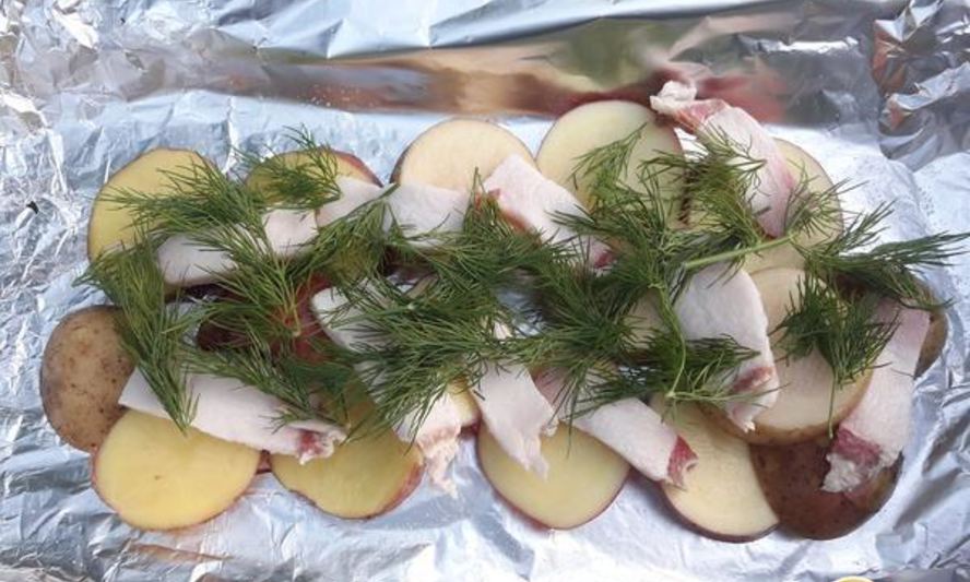 Рецепт картофеля с салом и укропом на мангале