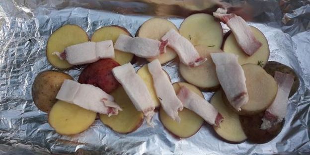 картофель с салом и укропом на мангале