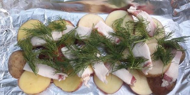 картофель с салом и укропом на мангале