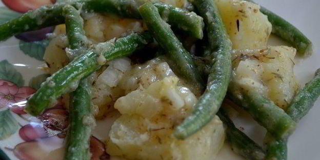 картофель с зеленой фасолью