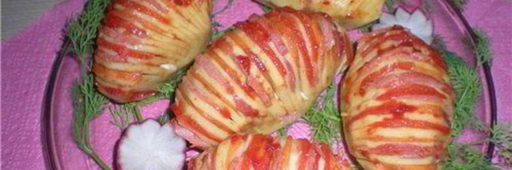 Картофель в фольге с ветчиной, сыром и чесноком