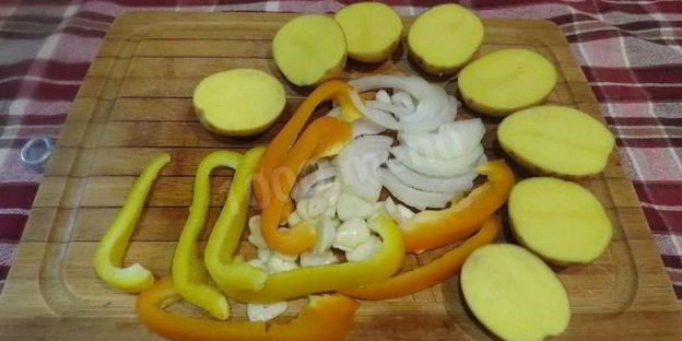 картошка с грудкой куриной в томатно-сырном соусе