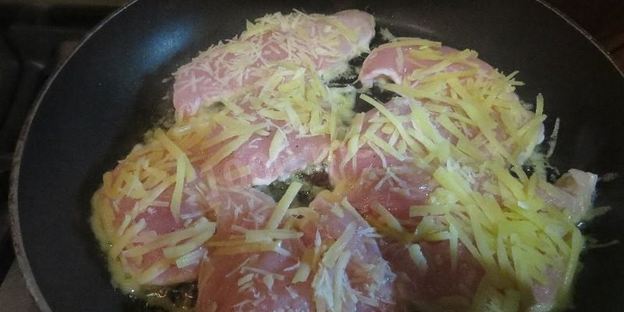 картошка с грудкой куриной в томатно-сырном соусе