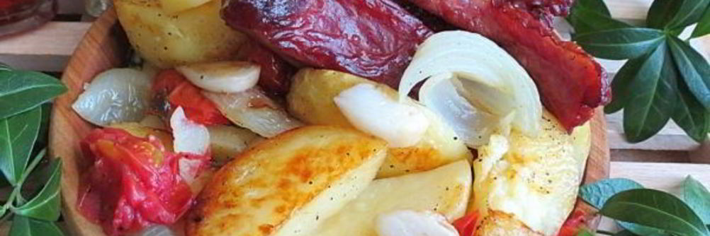Картошка с копчеными ребрышками в духовке