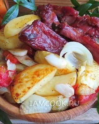 Картошка с копчеными ребрышками в духовке