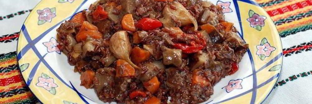 Красный рис с грибами и овощами