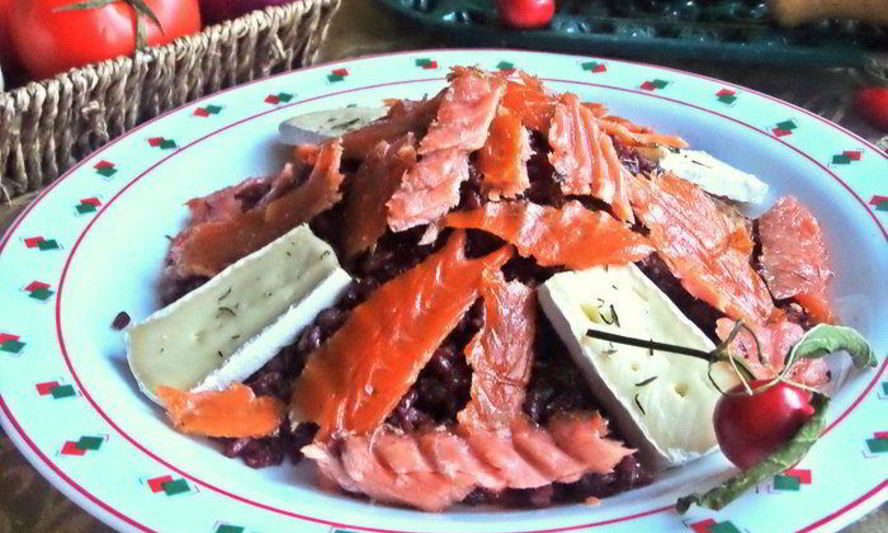 Рецепт красного риса в вине с лососем и сыром