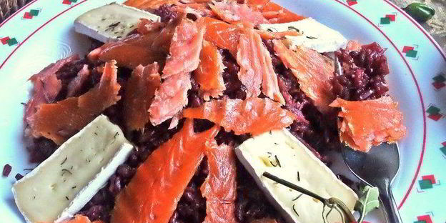 красный рис в вине с лососем и сыром