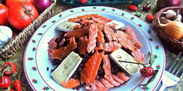 красный рис в вине с лососем и сыром