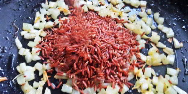 красный рис в вине с лососем и сыром