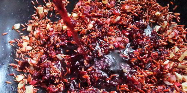 красный рис в вине с лососем и сыром