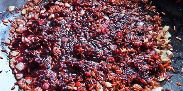 красный рис в вине с лососем и сыром