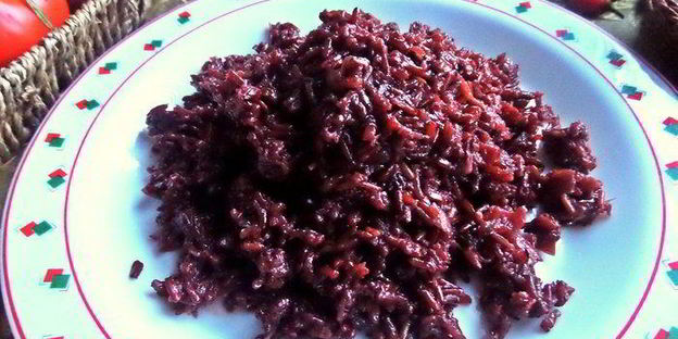 красный рис в вине с лососем и сыром