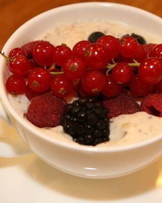 Миндально-кремовый рис с ягодами