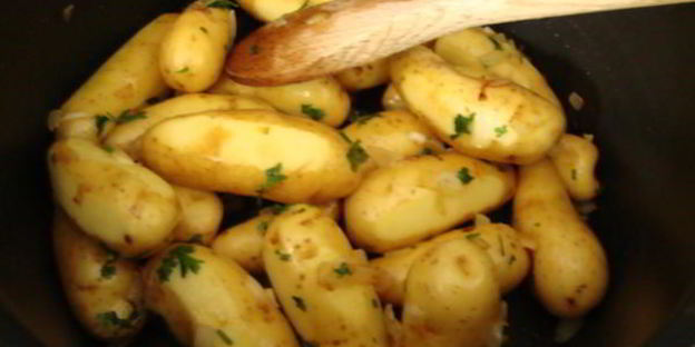 молодой картофель с чесноком и петрушкой