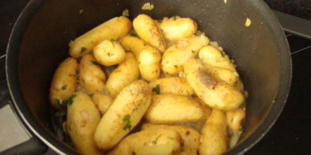 молодой картофель с чесноком и петрушкой