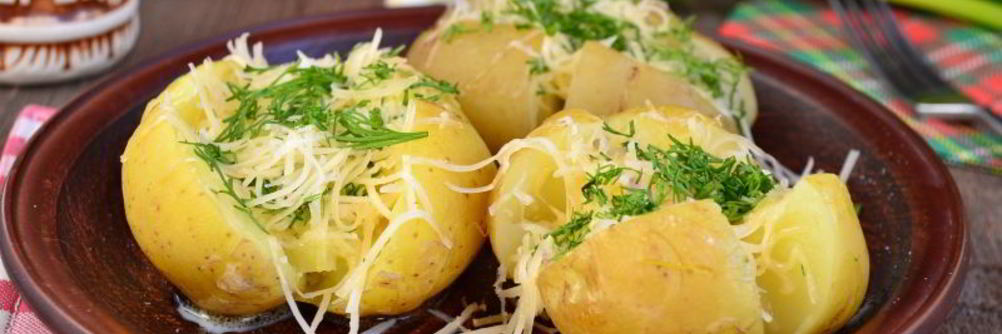 Молодой картофель с маслом и сыром в микроволновке