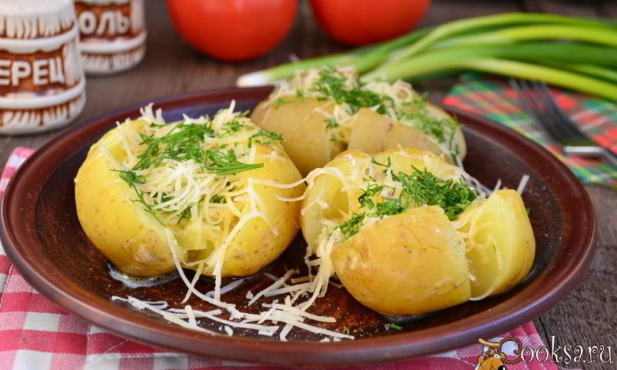 Рецепт молодого картофеля с маслом и сыром в микроволновке