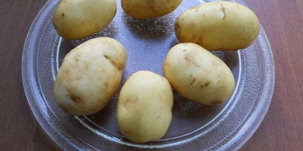 молодой картофель с маслом и сыром в микроволновке