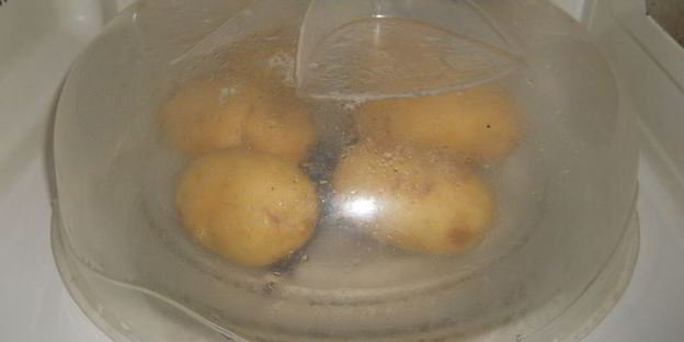 молодой картофель с маслом и сыром в микроволновке