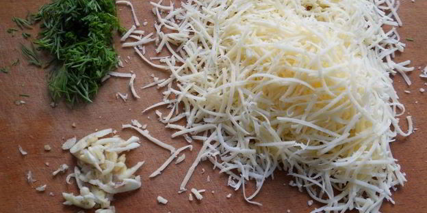 молодой картофель с маслом и сыром в микроволновке