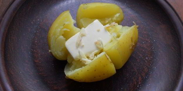 молодой картофель с маслом и сыром в микроволновке