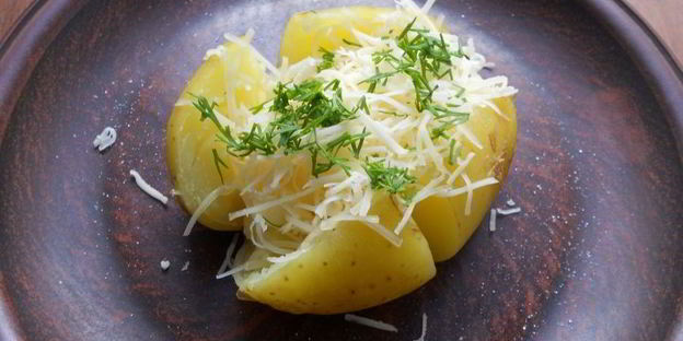 молодой картофель с маслом и сыром в микроволновке