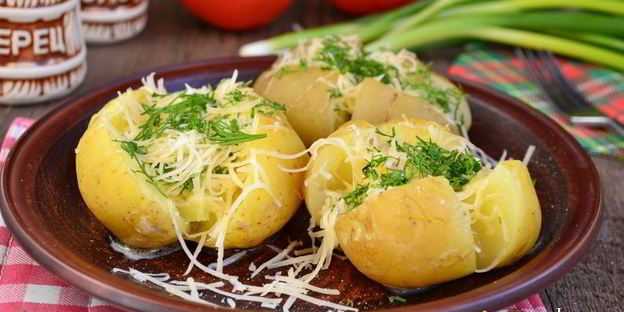 молодой картофель с маслом и сыром в микроволновке