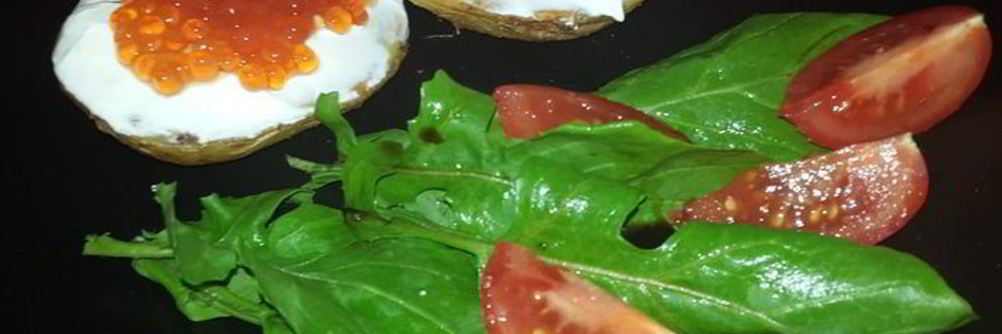 Печеный картофель с красной икрой
