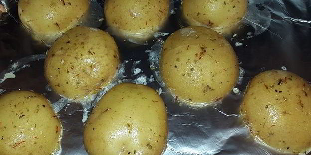 печеный картофель с красной икрой