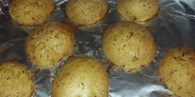 печеный картофель с красной икрой