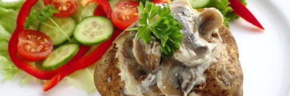 Печеный картофель со сливочным соусом из грибов, бекона и зеленого перца