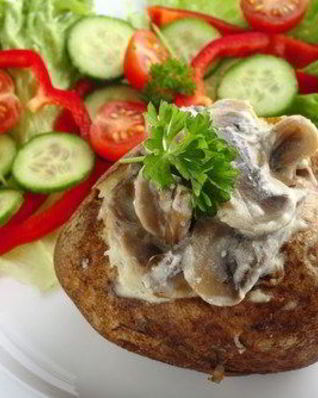 Печеный картофель со сливочным соусом из грибов, бекона и зеленого перца
