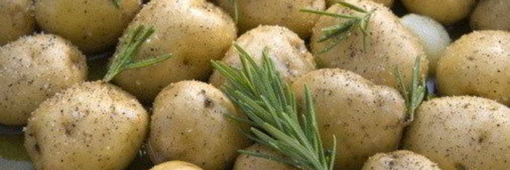 Печеный молодой картофель с розмарином и чесноком