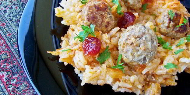 пряный рис с мясными шариками