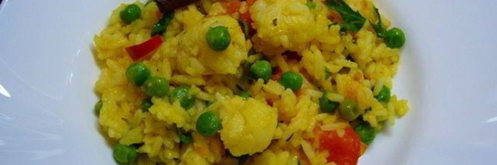 Пряный рис с цветной капустой, зеленым горошком и помидорами