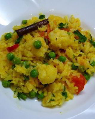 Пряный рис с цветной капустой, зеленым горошком и помидорами