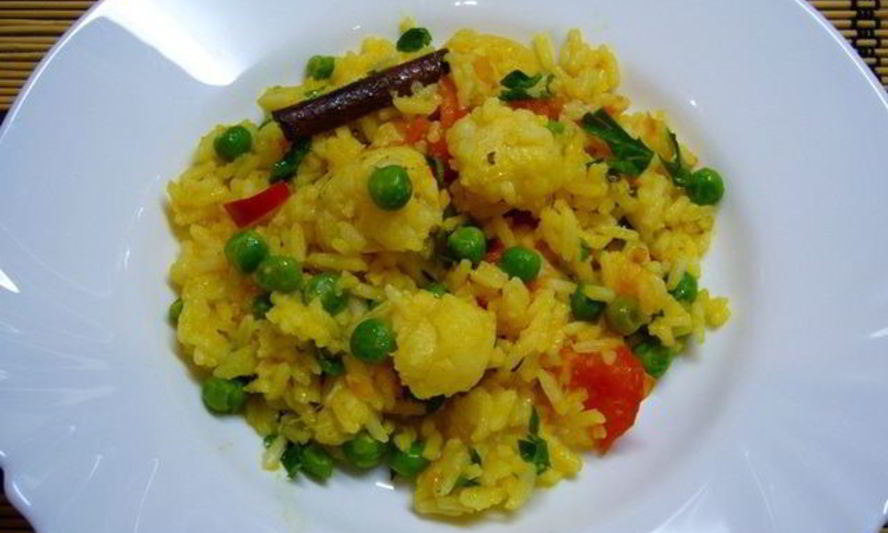 Рецепт пряного риса с цветной капустой, зеленым горошком и помидорами