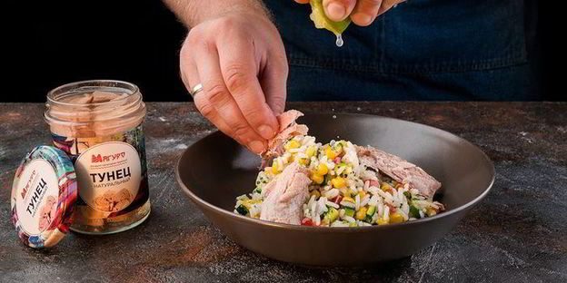 радужный рис с тунцом