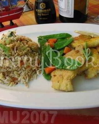 Рис, обжаренный с рыбой и овощами