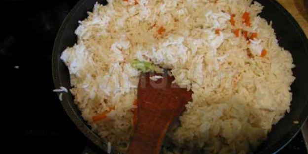 рис, обжаренный с рыбой и овощами