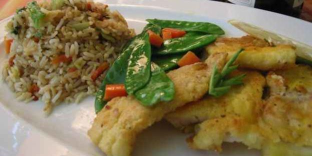 рис, обжаренный с рыбой и овощами