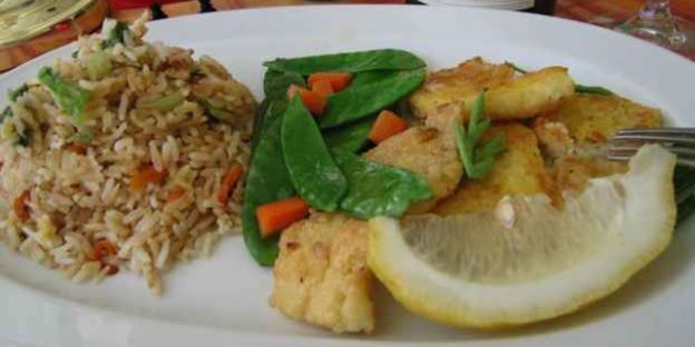 рис, обжаренный с рыбой и овощами