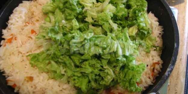 рис, обжаренный с рыбой и овощами